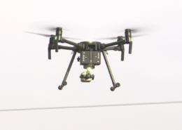Drónnal a szabálytalankodók ellen